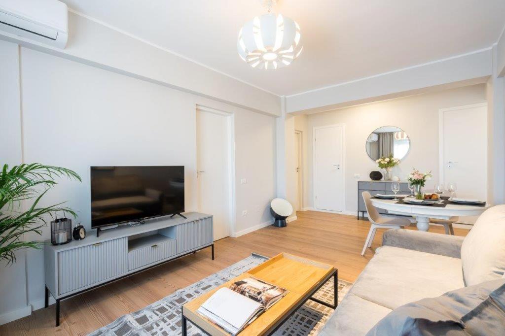 Downtown Modern - 2Br Apartment Bukarest Exteriör bild